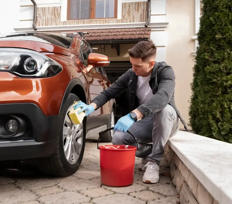Lavage auto à domicile Gimat : professionnel intervenant sur un véhicule